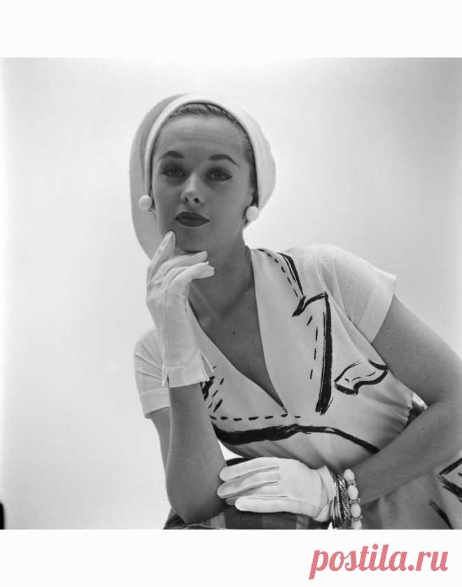 Tippi Hedren 

Fashion Hermes Dresses 1952

© Gordon Parks