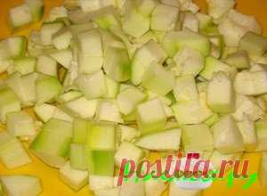 Рецепт кабачковой икры » Кулинарные рецепты из ТВ передач, кулинарные передачи смотреть онлайн Если Вы собрали на огороде большой урожай, а точнее много кабачков, тогда для того чтобы их сохранить в целом виде Вам придется выделить для овощей немало места. Но, дело в том, что Вы можете еще приготовить и икру из кабачков и тогда на Вашей кухне или кладовой они не будут залеживаться. И в