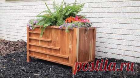 Деревянный цветник для дачи и дома своими руками - Самоделкино - медиаплатформа МирТесен Если вы хотите украсить дачный участок или придомовую территорию, то можно использовать для этого деревянный цветник. Сделать его своими руками совсем не сложно. Для изготовления деревянного цветника нам потребуются доски. Торцуем их и распиливаем на планки нужной ширины. После этого склеиваем