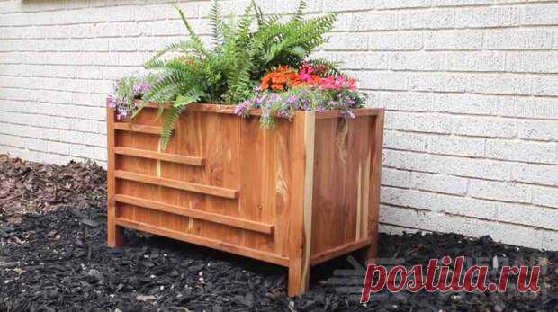 Деревянный цветник для дачи и дома своими руками - Самоделкино - медиаплатформа МирТесен Если вы хотите украсить дачный участок или придомовую территорию, то можно использовать для этого деревянный цветник. Сделать его своими руками совсем не сложно. Для изготовления деревянного цветника нам потребуются доски. Торцуем их и распиливаем на планки нужной ширины. После этого склеиваем