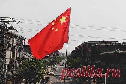 Китайские ученые создали новое оружие с помощью искусственного интеллекта. итайские ученые из Военно-морского инженерного университета в Ухане заявили, что создали пушку Гаусса размером с пистолет. Оружие было спроектировано с помощью искусственного интеллекта и нейронных сетей. Пистолет имеет ствол диаметром 12 сантиметров с тремя катушками, генерирующими электромагнитное поле.