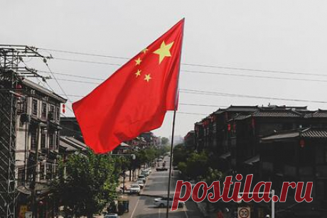 Китайские ученые создали новое оружие с помощью искусственного интеллекта. итайские ученые из Военно-морского инженерного университета в Ухане заявили, что создали пушку Гаусса размером с пистолет. Оружие было спроектировано с помощью искусственного интеллекта и нейронных сетей. Пистолет имеет ствол диаметром 12 сантиметров с тремя катушками, генерирующими электромагнитное поле.