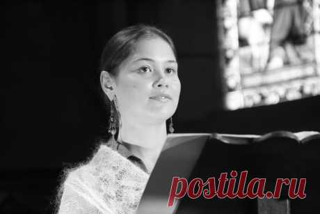 Ангелина Безрукова исполняет русские народные песни. Аранжировка Владимира Сидорова. Аудиостудия Магнитогорской консерватории. 2007 г.