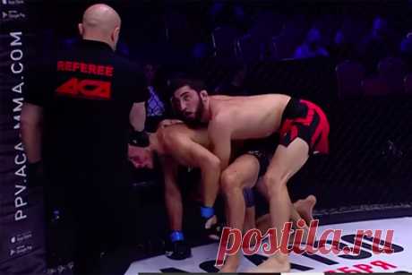 Российского бойца MMA дисквалифицировали за запрещенный удар. Российский боец смешанного стиля (ММА) Ибрагим Магомедов был дисквалифицирован за запрещенный удар в поединке против поляка Бартоша Лещко на турнире АСА128. В первом раунде Магомедов ударил поляка коленом в голову, когда тот касался канваса ногами и рукой. В результате случившегося победу присудили Лещко.