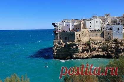 Турист прыгнул в воду со скалы в Европе и не выжил