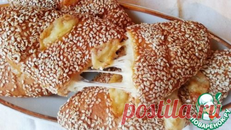 Румяные погача с сыром на завтрак.