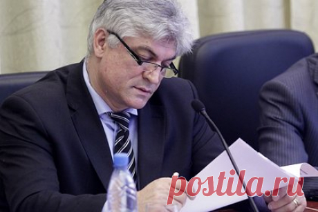 Появились подробности кражи борсетки у посла России в Замбии. Посол России в Замбии Азим Ярахмедов рассказал о краже у него 400 тысяч рублей в петербургском магазине. Мужчина объяснил, что проходил мимо секции с овощами. Там упали ящики с продуктами, и дипломат решил помочь женщине собрать товар. Борсетку он положил рядом на пол и не заметил, как ее украли.