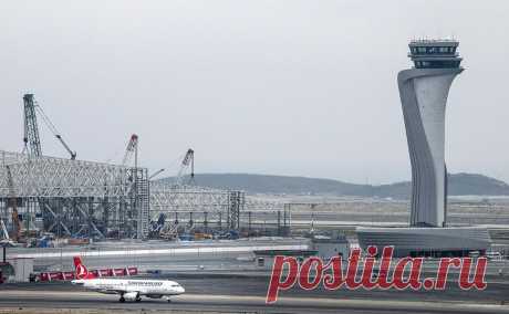 Turkish Airlines на русском объяснила, как россиянам долететь транзитом. Turkish Airlines перевела на русский язык памятку для россиян, которые следуют в Латинскую Америку транзитом через Турцию. В апреле компания стала снимать россиян с рейсов, направляющихся в Мексику и другие страны