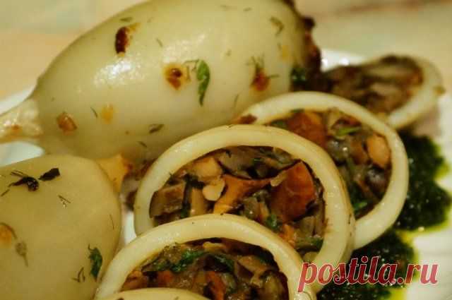 Кальмары фаршированные грибами под зеленым соусом!