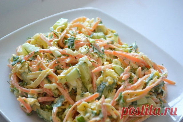 Салат "Лисичка"  
 
Ингредиенты:  
 
● 2 филе куриной грудки  
● 3 маринованных огурца  
● 200 гр корейской моркови  
● 200 гр сыра  
● 2 зубчика чеснока  
● Майонез  
● Зелень 