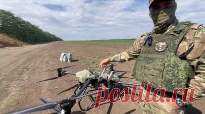 Эксклюзив RT: испытания нового грузового FPV-дрона «Перун» на Запорожском направлении. Военкор RT Илья Васюнин показал испытания FPV-дрона «Перун» на Запорожском направлении. Беспилотник может вести огонь из противотанкового ракетного комплекса и нести груз до 200 кг. Идея создания такого многофункционального дрона пришла бойцу с позывным Солза, когда он воевал между Соледаром и Артёмовском. По его словам, у «Перуна» нет аналогов и он намного эффективнее украинских беспилотников типа…