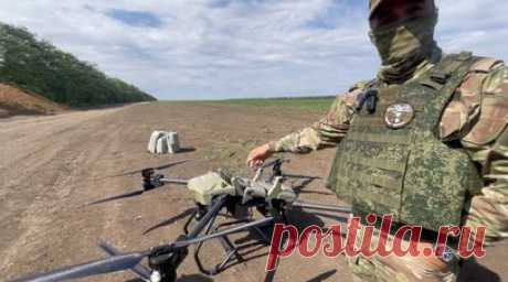Эксклюзив RT: испытания нового грузового FPV-дрона «Перун» на Запорожском направлении. Военкор RT Илья Васюнин показал испытания FPV-дрона «Перун» на Запорожском направлении. Беспилотник может вести огонь из противотанкового ракетного комплекса и нести груз до 200 кг. Идея создания такого многофункционального дрона пришла бойцу с позывным Солза, когда он воевал между Соледаром и Артёмовском. По его словам, у «Перуна» нет аналогов и он намного эффективнее украинских беспилотников типа…