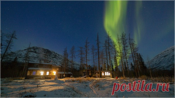 Полярное сияние над кордоном на озере Собачье, Путоранский заповедник, плато Путорана. Автор фото – Дмитрий Болдырев: nat-geo.ru/photo/user/41902/
