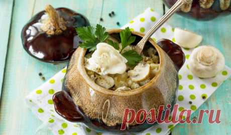 Пельмени в горшочках со сметаной, грибами и сыром