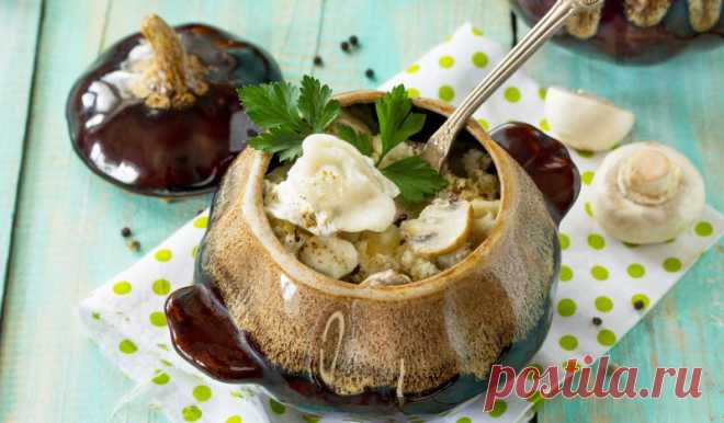 Пельмени в горшочках со сметаной, грибами и сыром