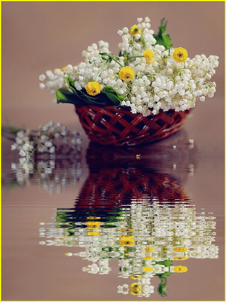 Ветер с неба клочья облак вытер,Синим оком светит водоем,Желтою жемчужиной Юпитер Над седым возносится холмом.