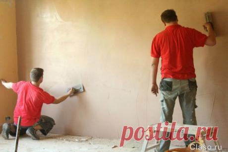 Шпаклевка стен под обои: финишная, выравнивающая – какую выбрать и как наносить Подготовка поверхности под наклейку обоев немного отличается от шпаклевки под окраску. Не нужно убирать мелкие царапины, идеально выглаживать. В остальном шпаклевка стен под обои так же выполняется по выровненной стене, для нее характерна зачистка промежуточных слоев и грунтовка поверхности.