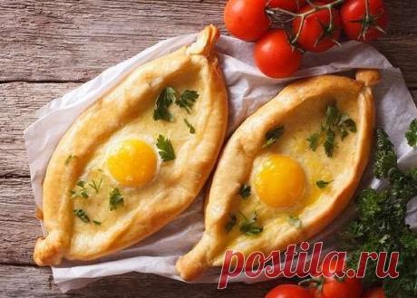 Хачапури по-аджарски
Хачапури по-аджарски – это красивые «лодочки» из мягкого нежного теста с сырной начинкой и запеченным яйцом.

Ингредиенты для теста:
мука пшеничная – 450 г,вода (молоко) – 250-300 мл,дрожи сухие быстродействующие – 1 ч. ложка,сахар – 1 ч. ложка,соль – 1 щепотка,масло растительное – 2 ст. ложки.
Ингредиенты для начинки:
сыр сулугуни – 400 г,сыр имеретинский (или брынза) – 200 г,молоко – 50 мл,яйца – 6 шт.,масло сливочное – 100 г.
Как приготовить хачапур...