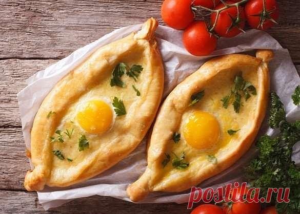 Хачапури по-аджарски
Хачапури по-аджарски – это красивые «лодочки» из мягкого нежного теста с сырной начинкой и запеченным яйцом.

Ингредиенты для теста:
мука пшеничная – 450 г,вода (молоко) – 250-300 мл,дрожи сухие быстродействующие – 1 ч. ложка,сахар – 1 ч. ложка,соль – 1 щепотка,масло растительное – 2 ст. ложки.
Ингредиенты для начинки:
сыр сулугуни – 400 г,сыр имеретинский (или брынза) – 200 г,молоко – 50 мл,яйца – 6 шт.,масло сливочное – 100 г.
Как приготовить хачапур...