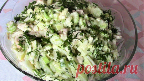 Необыкновенно вкусный Салат из овощей с яблоками и курицей.