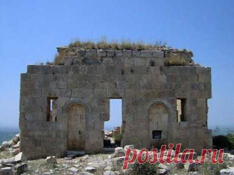 Սուրբ Թեոդորոս / Թորոս (Զորավարաց) եկեղեցի

“յիշատակ է սա աւշին որդի թորոս որդի կոստանդին ար յարժանաւոր յաղաւթս ձեր ի քրիստոս յիսուս տէր մեր, ամէն ... † Յիշատակէսա † շիկա”.
“մս ամենասորբ երրորդութ(եան) ... ազգես թեոդորոս գորտոս որդի կոս(տանդնի) որդւ(ոյ) ռւբեն(ի) ... ա ... իշլյի զեկ(եղ)եցիս ...իե ... իհ գա ... աց ... ոց ... կեասն.”
“փրկութեան որդոց իմոց եւ յիշատ(ակ) ծնողաց իմոց եւ ի կեցութիւն որդոց ... (բարե)խաւս ութեամբ ... թ”.
“... եաւ ... եսիրնք ... քզոէ ... իչփր ... ա ... ատաղաղ”.