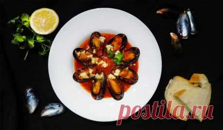 Мидии саганаки греческие (Mussels Saganaki). «Saganaki» — традиционные греческие закуски, готовящиеся в небольшой сковороде с добавлением сыра. Обычно это мидии или креветки.

Подайте мидии по этому рецепту со свежим хлебом и наслаждайтесь с бокалом белого сухого вина!