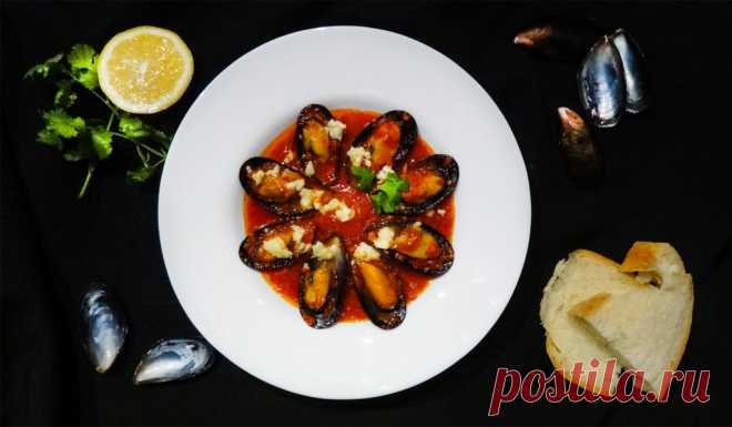 Мидии саганаки греческие (Mussels Saganaki). «Saganaki» — традиционные греческие закуски, готовящиеся в небольшой сковороде с добавлением сыра. Обычно это мидии или креветки.

Подайте мидии по этому рецепту со свежим хлебом и наслаждайтесь с бокалом белого сухого вина!