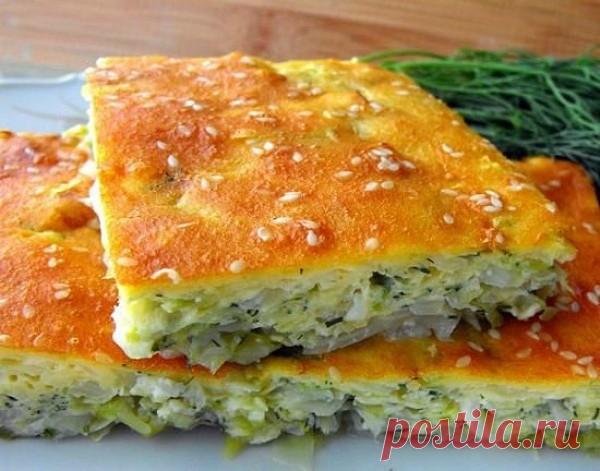 Быстрый пирог с молодой капустой на кефире: порубил, залил — готово!
А еще этим пирогом можно лакомиться, не опасаясь навредить фигуре, ведь ингредиенты в нём сплошь диетические: вкус и польза в чистом виде.

ИНГРЕДИЕНТЫ
3 яйца1 ст. кефира3/4 ст. мукисоль, перец по вкусу1 ч. л. разрыхлителя1 небольшой кочан молодой капустыкунжут для посыпки (по желанию)зелень укропа

ПРИГОТОВЛЕНИЕ
Капусту мелко нашинкуй. Слегка притуши в сковороде до полуготовности. Добавь зелень, посоли и...