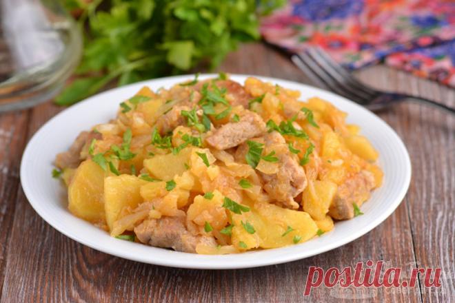 Тушеная картошка со свининой и капустой.

Ароматная тушеная картошка со свининой, репчатым луком и белокочанной капустой, которая придает блюду интересный вкус и аромат. Красивый цвет добавит сладкая паприка, а потрясающий аромат молотый кориандр. Продукты отлично сочетаются между собой и в итоге получается очень вкусный тушеный картофель.