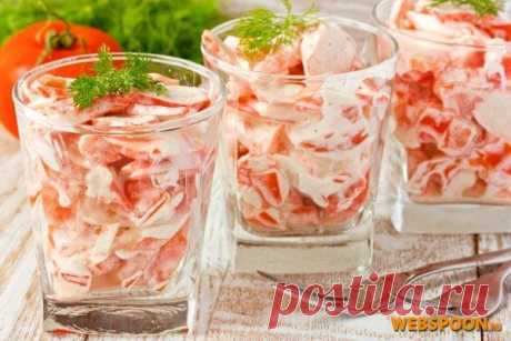 Очень легкий, быстрый и вкусный «Салат с крабовыми палочками, помидорами и чесноком».