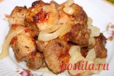 Шашлык в духовке на "луковой подушке".
Ингредиенты:
Мясо ( свинина ) — 1 кг
лук репчатый — 2-4 шт.
Уксус — 3 ст. л. ( 2 для маринования лука, 1 для мяса )
Смесь перцев — 0,5 ч. л.
Сок лимона — 3 ст. л.
Сахар — 1 ст. л.
Приправа для мяса — 2 ст. л.
Рукав для запекания
Приготовление:
1.Нарезать мясо небольшими кусочками. Добавить смесь перцев, приправу, 1 столовую ложку уксуса и лимонный сок. 
2. Тщательно все перемешать и оставить мариноваться от 2 до 6 часов в холоде. Нарезать кольцами лук.