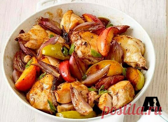Куриные грудки с яблоками и травами Ингредиенты: Куриные грудки (желательно с плечевыми частями) – 3 штукиСухое белое вино – 100 миллилитровКуриный бульон – 100 миллилитровКисло-сладкие яблоки – 3-4 штукиСливочное масло – 20 граммЧеснок – 3-4 зубчикаМасло растительное – 2 столовые ложкиКрасный лук – 1 луковицаЛук белый...