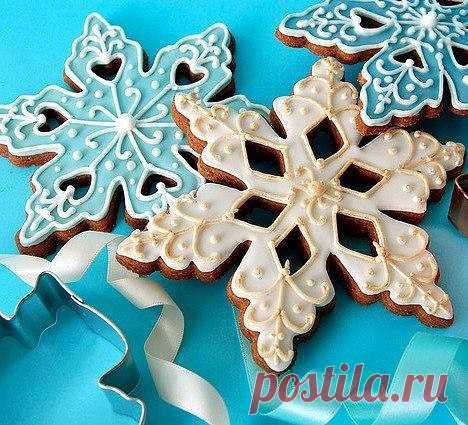 НОВОГОДНЯЯ ВЫПЕЧКА : ТОП-6 РЕЦЕПТОВ

1) Сахарное печенье Снежинки

Ингредиенты:
● 3 чашки (390 грамм) муки
● 1/2 чайной ложки соли
● 1 чайная ложка соды для выпечки
● 1 чашка ( 227 грамм ) сливочного масла, комнатной температуры
● 1 чашка (200 грамм) сахара
● 2 больших яйца
● 2 чайные ложки чистого экстракта ванили

Королевская глазурь из яичных белков:
● 2 больших (60 грамм) яичных белка
● 2 чайные ложки лимонного сока
● 3 чашки (330 грамм) просеянной сахарной пудры

Коро...