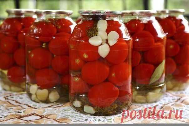 Маринованные помидорки

Вам понадобятся следующие продукты:
Помидоры – 3 кг
Черный и душистый перец (горошком)– по 30 штук
Лавровый лист – 10 шт.
Воды – 1,7 л
Крупная соль – 90 — 110 г
Сахар – 140 – 160 г
Уксус 6% — 50 мл

Подберите помидоры без повреждений, одного размера, с плотной кожицей. Промойте, удалите плодоножки и снова промойте в холодной воде. Подготовьте к укладке литровую банку, на дно которой поместите 5 шт. лавровых листьев, по 5 горошинок перца — душистого ...