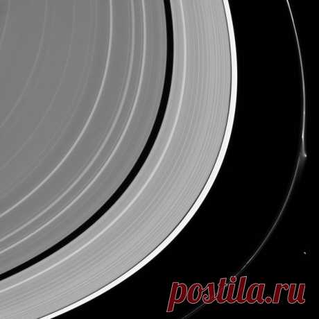 Обычно за &quot;сбои&quot; в кольце F планеты Сатурн отвечает её спутник Прометей, однако это не тот случай / Astro Analytics