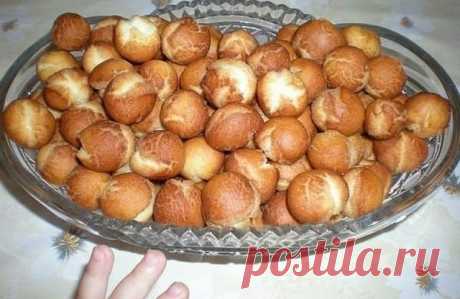 Ну очень вкусно! 
А простооо......
Банка сгущенки + щепотка соли + 2 яйца + сода на кончике ножа + мука сколько возьмет тесто. 
Раскатать шарики с фалангу мизинца, большие не делать, будут трескаться при жарке. Обжарить на растительном масле. ВСЕ!