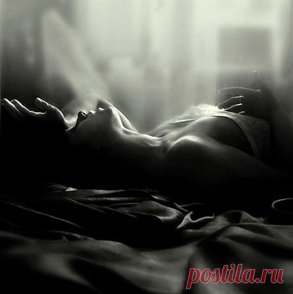 Маргарита Алигер

НИ С ТОГО НИ С СЕГО

Ни с того ни с сего
Ты сегодня приснился мне снова –
Перед самой зарей,
Когда дрогнула мгла, –
И негромко сказал мне
Хорошее, доброе слово,
И от звука его
Я проснулась
И больше уснуть не могла.

Чтоб его не забыть,
Я почти без движенья лежала.
Занимался рассвет,
В петушинные трубы трубя…
Вот и минула ночь!
А ведь я за нее возмужала.
До нее мне казалось,
Что я разлюбила тебя.