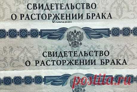 Жителей российского региона перестали разводить из-за одной бумаги. Жителей Хоринского района Бурятии перестали разводить из-за одной бумаги. Там закончились бланки свидетельств. Представители местного ЗАГСа объяснили ситуацию тем, что «распадается слишком много семей». К середине апреля бланки свидетельств пообещали завезти в достаточном количестве.