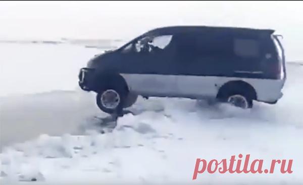 В Якутии "Делика" перепрыгнула через опасный разлом на льду