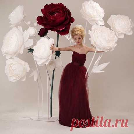 Giant paper flowers!! A wonderful idea for your alternative wedding backdrop, isn't it?