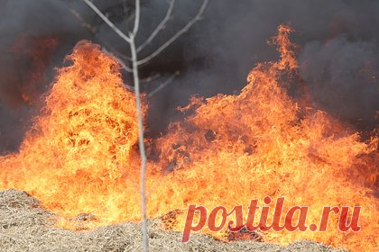 В Крыму произошел выброс горючих материалов на горящей нефтебазе