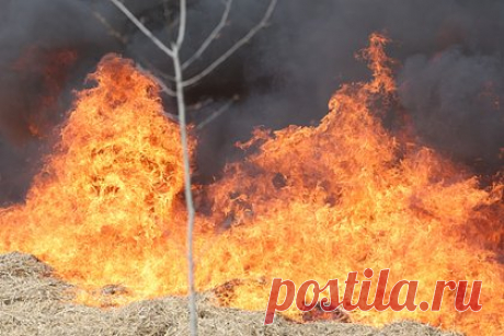 В Крыму произошел выброс горючих материалов на горящей нефтебазе