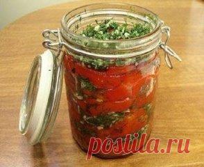 Перец болгарский с чесноком на зиму
Чтобы приготовить перец болгарский с чесноком на зиму, вам понадобится:
перец болгарский – 3 кг
чеснок – 3 головки
укроп свежий – 1 пучок
для маринада:
масло подсолнечное – 250 мл
уксус – 500 мл
сахар – 1 ст.
соль – 3 ст. л.
Как приготовить перец болгарский с чесноком на зиму:
1. Болгарский перец хорошо вымыть под проточной водой, обсушить, очистить от плодоножек и семян, нарезать полосками или крупными кусочками. Для того, чтобы заготовка выглядела ярче и