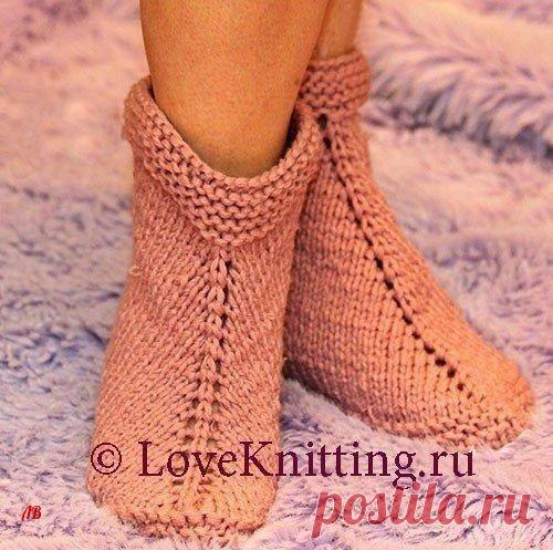 Связанные на двух спицах тапочки из толстой пряжи.