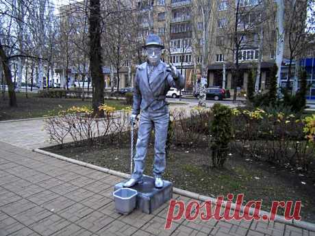 Донецк, бульвар Пушкина, живая статуя / ноябрь 2013 года