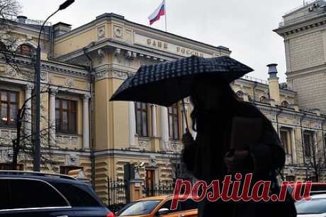 Российские банки призвали молчать о зарубежных партнерах. Центральный банк России призвал кредитные организации не распространять в публичном пространстве, СМИ и рекламе данные о механизмах расчета с иностранными компаниями. Молчать о зарубежных партнерах необходимо для минимизации санкционных рисков, пояснила зампред регулятора Ольга Полякова.