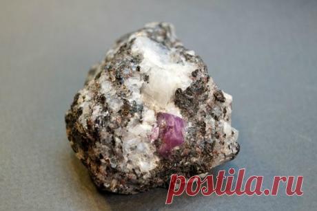 Корунд рубин: свойства, как отличить от рубина, кому подходит по гороскопу, синтетический и натуральный камень, происхождение, применение, цена