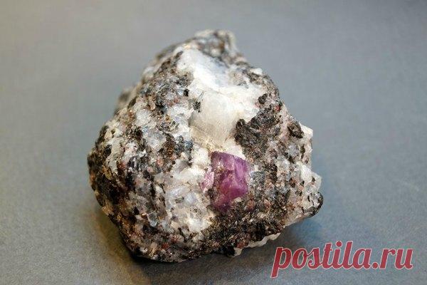 Корунд рубин: свойства, как отличить от рубина, кому подходит по гороскопу, синтетический и натуральный камень, происхождение, применение, цена