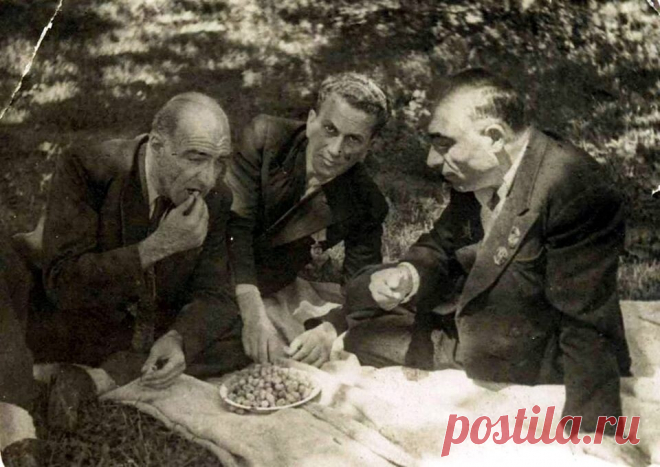 🔴 Ինչքան պարզ էին ու համեստ..... Մեդալներն ու կոստյումները չխանգարեցին նրանց ուղղակի նստել գետնին ու թութ ուտել: Պարզությունն է հանճարների վարքագծի գլխավոր հատկանիշը: Հրաչյա Ներսիսյան, Դավիթ Մալյան, Ավետ Ավետիսյան