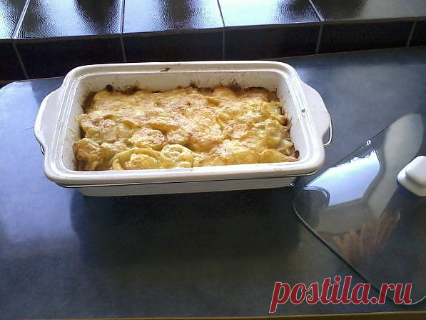 Мясо по-французски 

Сначала я замариновала лук. В стакан теплой воды добавила немного уксуса (буквально четверть чайной ложки), две чайной ложки сахара и немного соли (по вкусу). Этим раствором залила луковицу, порезанную кружочками.
